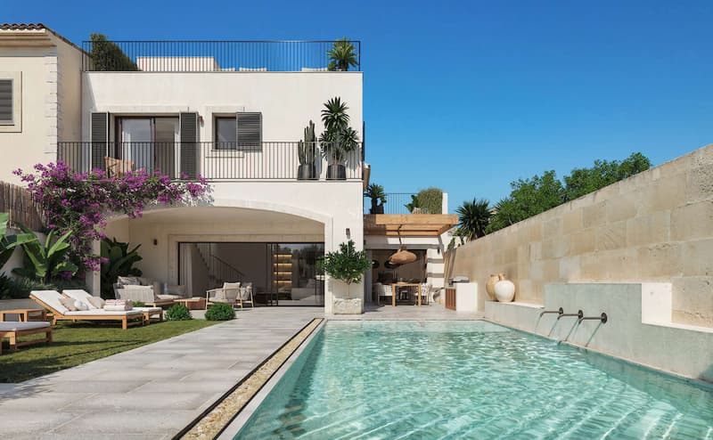 Extérieur de villa de luxe avec piscine turquoise, chaises longues sur gazon et terrasse en pierre naturelle.