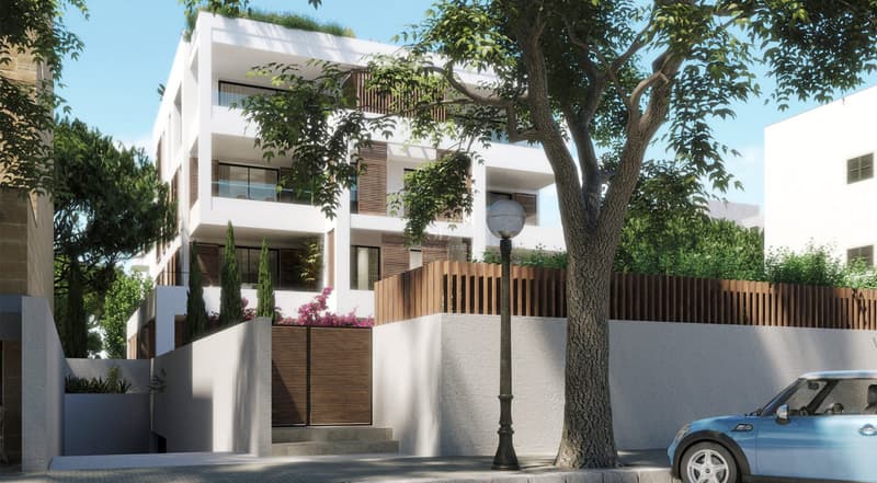 Immeuble blanc moderne avec volets en bois, balcons en verre et végétation sous un ciel bleu clair.