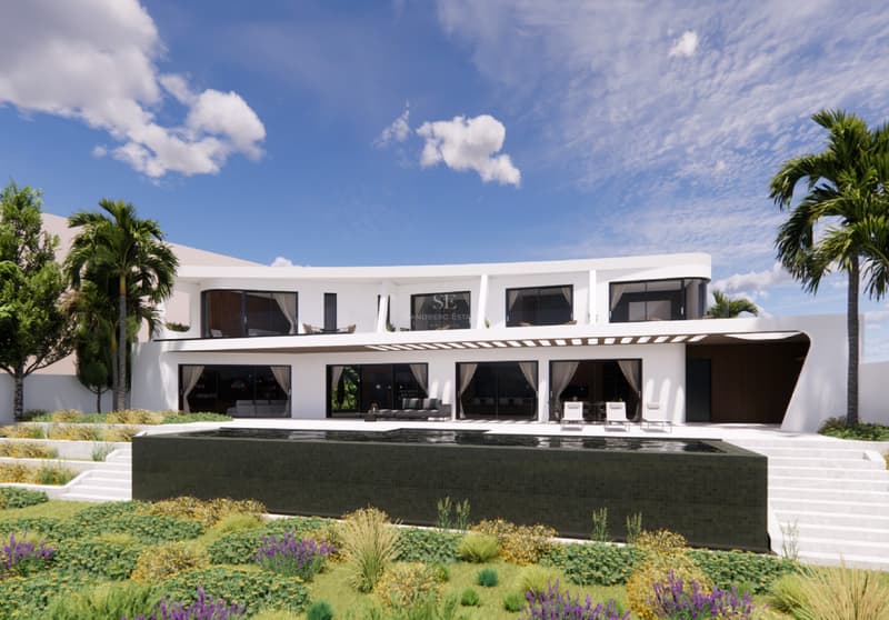 Villa blanche à deux étages, architecture courbe, piscine à débordement en carrelage sombre et jardin paysager.