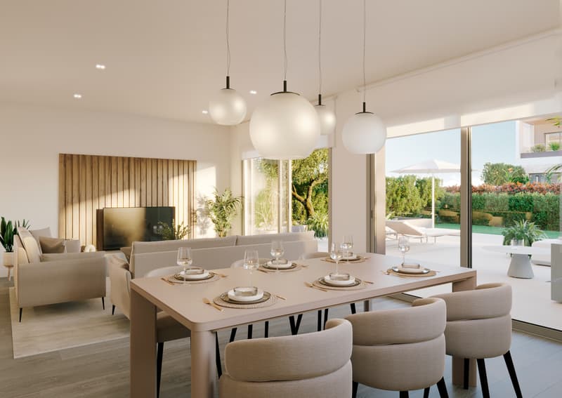 Salle à manger moderne avec chaises beiges et luminaires sphériques s'ouvrant sur une terrasse ensoleillée.