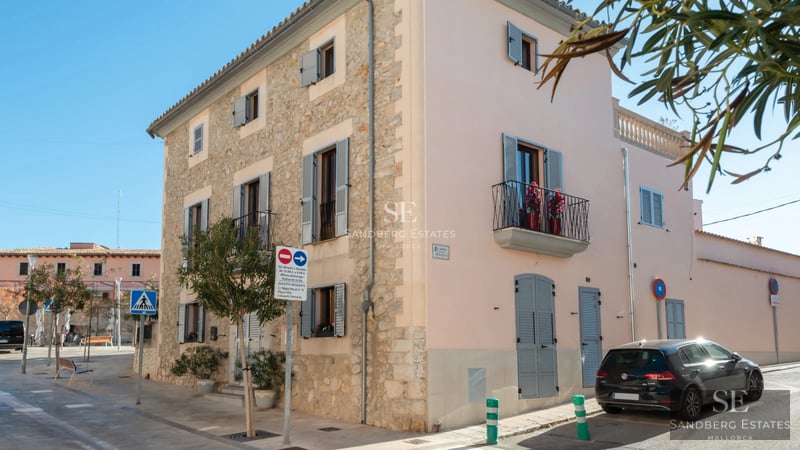 Exterior view of a modern villa with infinity pool, spacious terraces and minimalist design with panoramic windows.