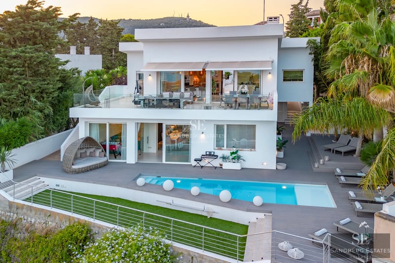 Terrace with infinity pool and sea view. Modern design with high-quality materials and stylish furniture. Natural lighting.