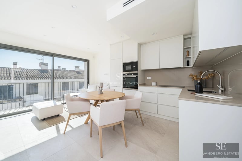 Modern facade with reflecting pool, lush garden, and large windows letting in natural light. Design architecture.