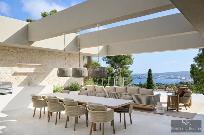 View of a modern villa with an infinity pool. Minimalist architecture, expansive terraces, and lush vegetation. Contemporary and elegant design.