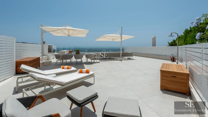 Expansive terrace featuring an infinity pool and panoramic views. Modern design with loungers and stylish outdoor furniture.
