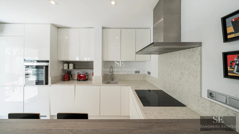 Vista panorámica de una moderna vivienda con piscina, jardín exuberante y amplias terrazas. Diseño minimalista y acabados de lujo.