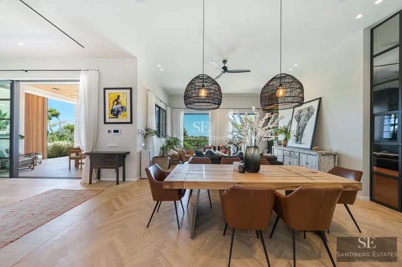 Grand balcon avec vue panoramique sur la mer, mobilier moderne et élégant, idéal pour profiter du plein air et des paysages.