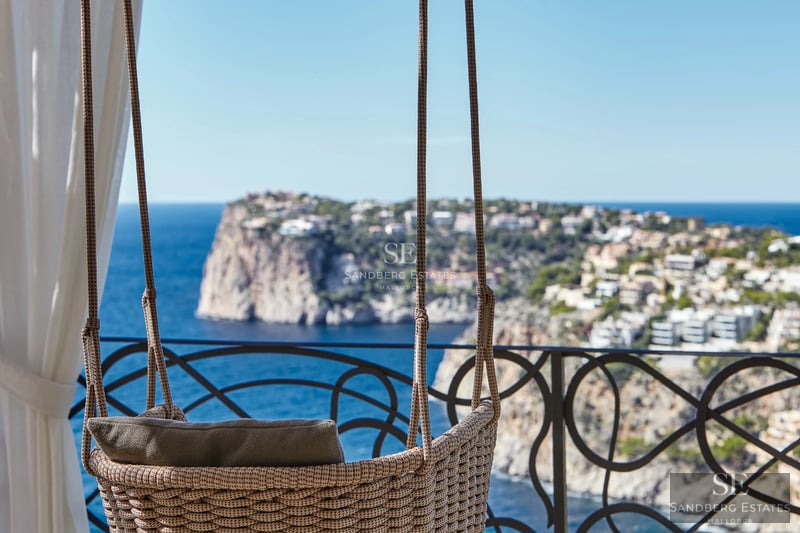 Exterior view of a modern house with a pool, garden, and large windows. Minimalist design and high-quality finishes.