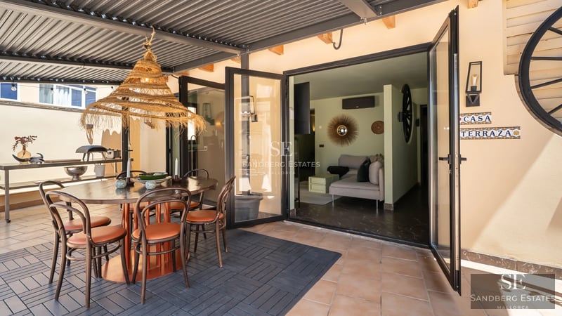 View of a modern villa with an infinity pool, sun loungers, and lush vegetation. Minimalist and elegant design.