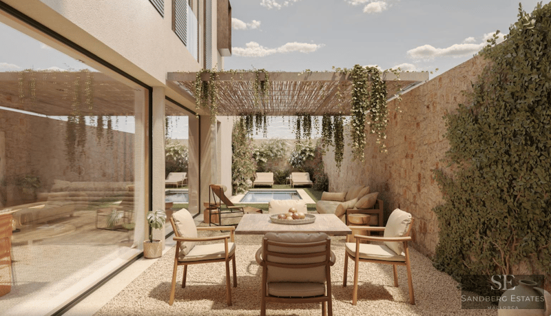 Terraza moderna con mesa de comedor exterior, pared de piedra, pérgola con plantas y una piscina al fondo.
