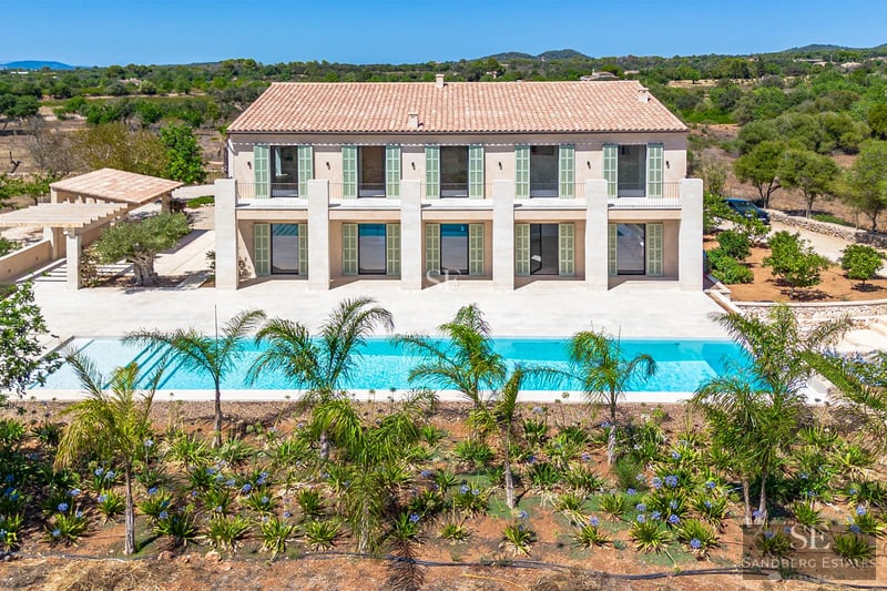 Exterior view of modern villa with infinity pool, large garden, and minimalist architecture. Ideal for investment.