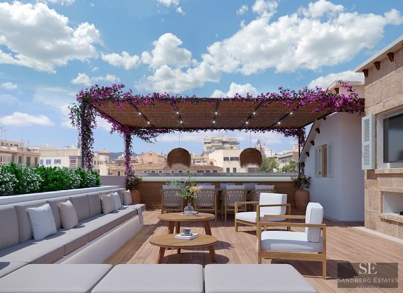 Großzügige Holz-Dachterrasse mit grauen Sofas, Bougainvillea-Pergola und Essbereich im Freien mit Stadtblick.