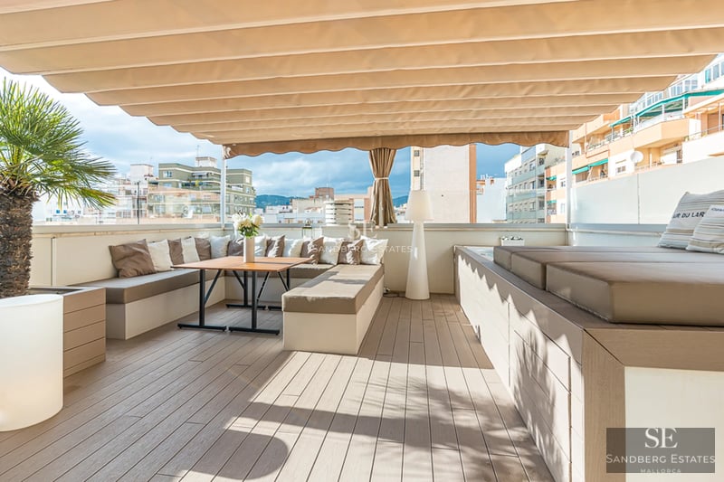 Spacious pool with sea views, surrounded by loungers and lush vegetation. Modern style with high-quality finishes.