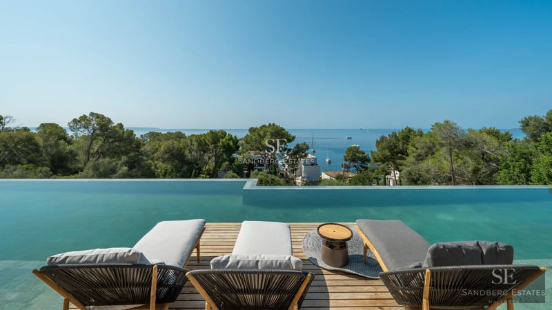 Exterior of a modern villa with infinity pool, spacious garden, and minimalist architecture. Natural lighting and elegant design.