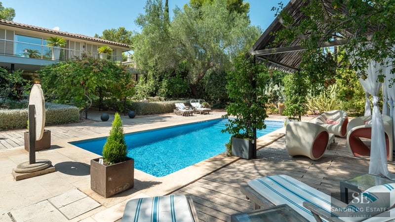 Spacious balcony with panoramic sea views. Modern design, glass railing, stylish outdoor furniture. Bright and airy interior design.