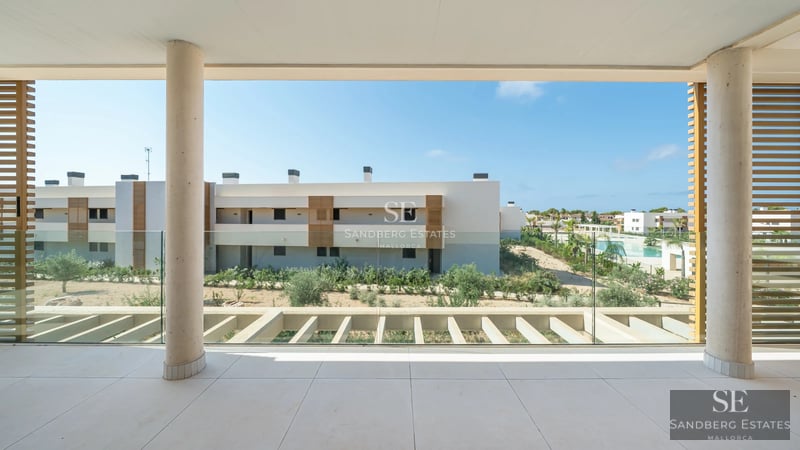 Spacious terrace with infinity pool and panoramic views. Modern architecture with large windows and elegant furniture. Minimalist and relaxing design.
