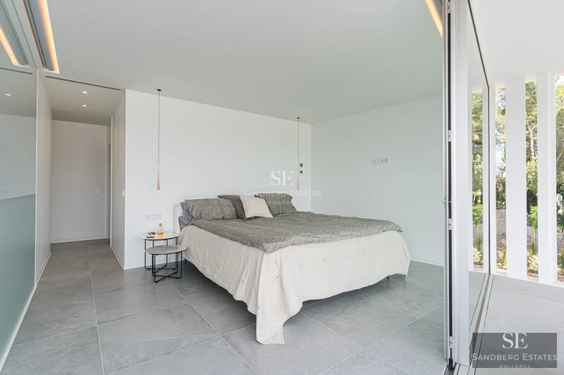 Exterior of modern villa with infinity pool, minimalist design and large terraces. Elegant architecture and panoramic views.