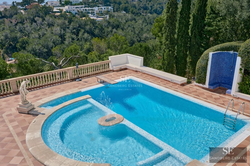 Modern facade with reflecting pool. Minimalist architecture, large windows, and high-quality finishes.