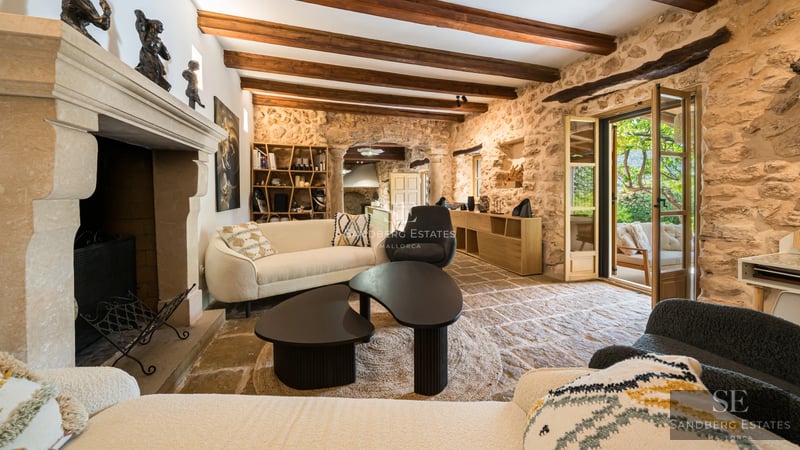 View of the pool and garden of a luxury villa with sun loungers. Manicured lawn and modern architectural design.