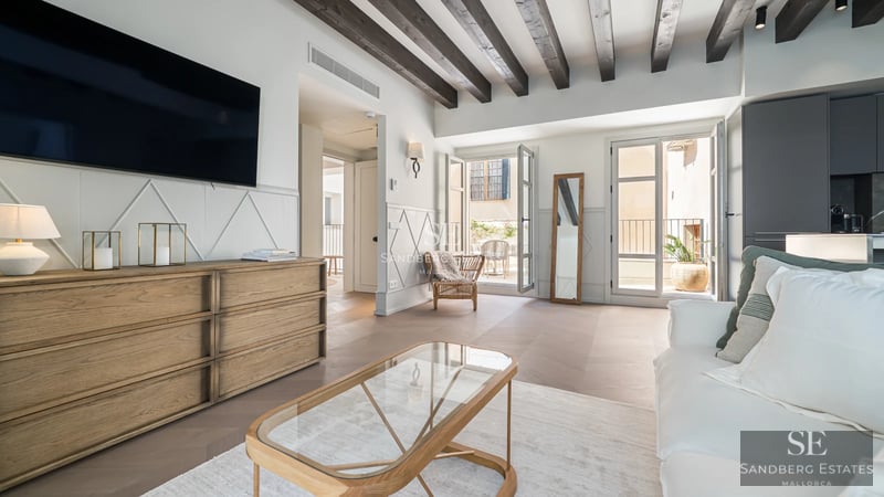 Große Terrasse mit Infinity-Pool, Liegestühlen und Panoramablick. Modernes Design mit hochwertigen Materialien.