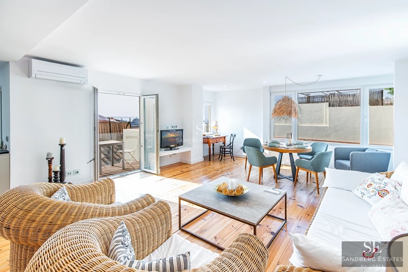 Pool and terrace view: Modern design, infinity pool, sun loungers, elegant outdoor furniture. Luxurious finishes and large windows.