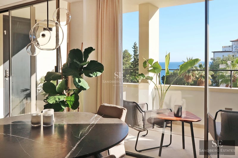 Exterior view of a modern villa with an infinity pool, lush garden, and minimalist architecture. Avant-garde design.