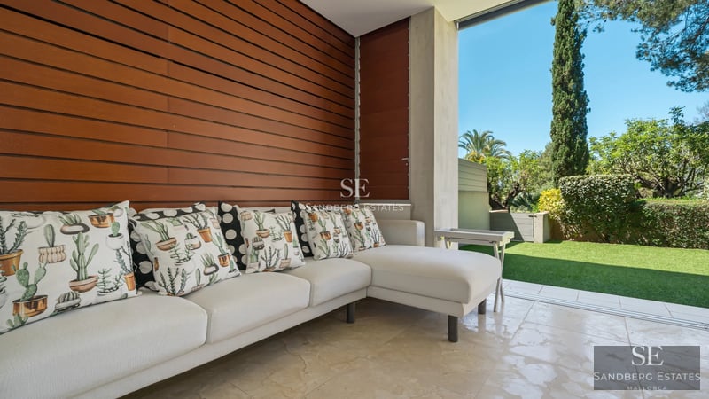 Exterior view of a modern villa with infinity pool. Clean architecture, spacious terraces and lush greenery. Luxury and comfort.