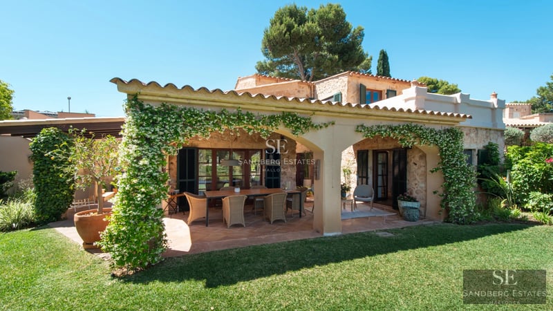 View of a modern house with a pool. Minimalist design, large windows, white facade, and lush vegetation. Natural lighting.