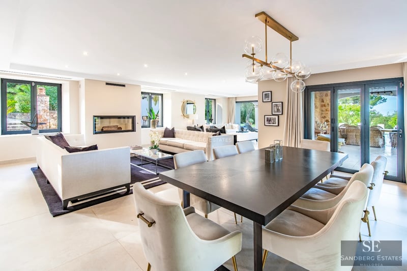 Spacious balcony with panoramic sea views, modern and elegant furniture, ideal for relaxing and enjoying the landscape.