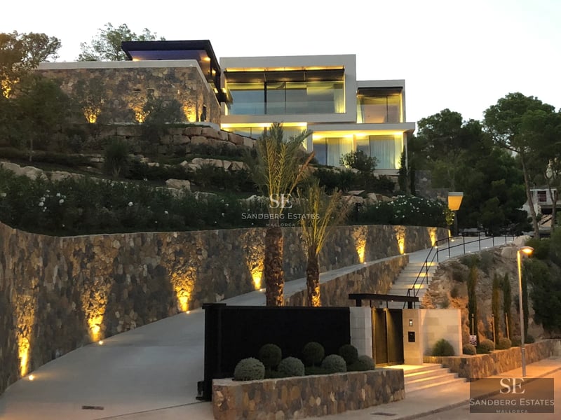 Spacious terrace with infinity pool and panoramic sea views. Modern and elegant furniture. Minimalist design with abundant natural light.