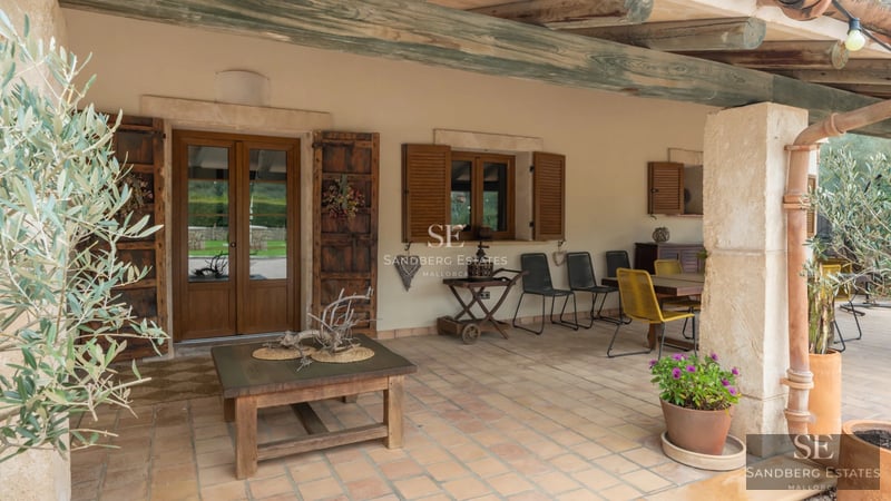 Exterior view of modern house with infinity pool. Minimalist design, large windows, and lush garden. Luxury and comfort in a unique setting.