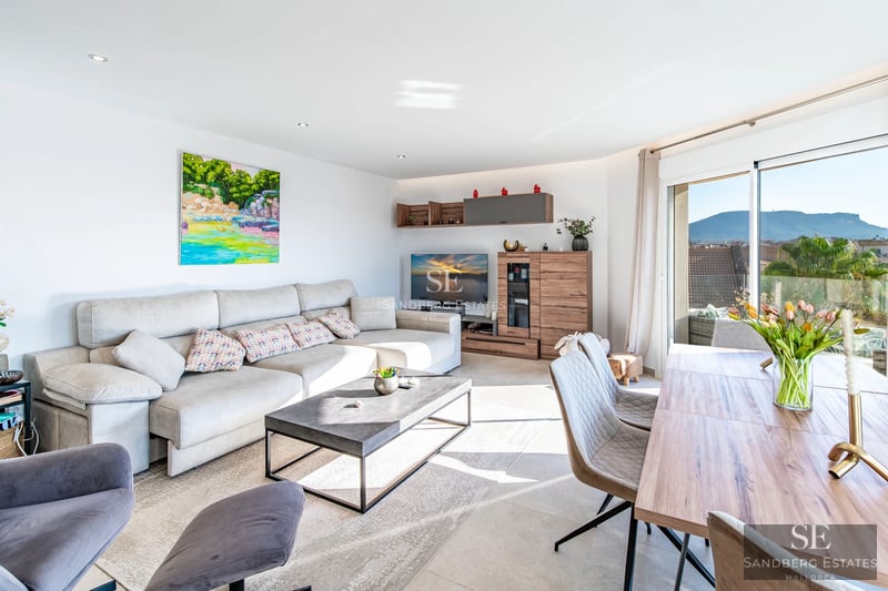 Image of a modern villa featuring an infinity pool, sun loungers, and panoramic views. Minimalist design, natural light, and high-end finishes.