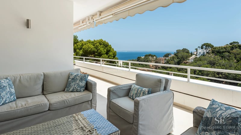 Expansive ocean-view terrace, infinity pool, and modern furnishings. Elegant design and high-quality finishes.