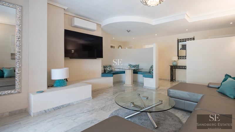 Exterior view of a modern villa with swimming pool. Large windows, minimalist design, and lush surrounding vegetation.