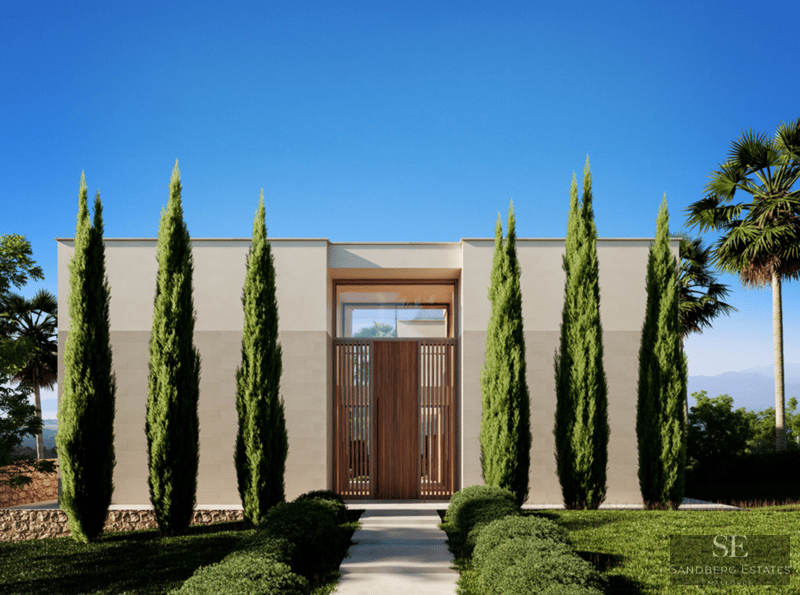 Symmetrischer Eingang einer modernen Villa mit hohen Zypressen, Holztür und klarem blauem Himmel.