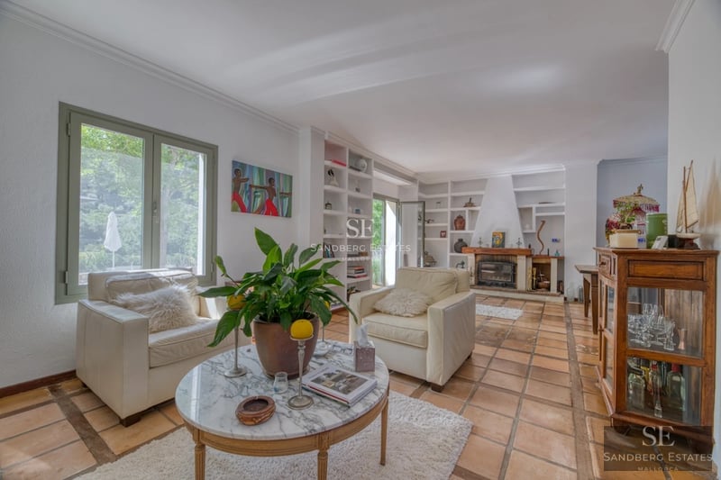 Sea view terrace. Modern design, infinity pool, elegant furniture. Natural lighting, relaxing and luxurious atmosphere.