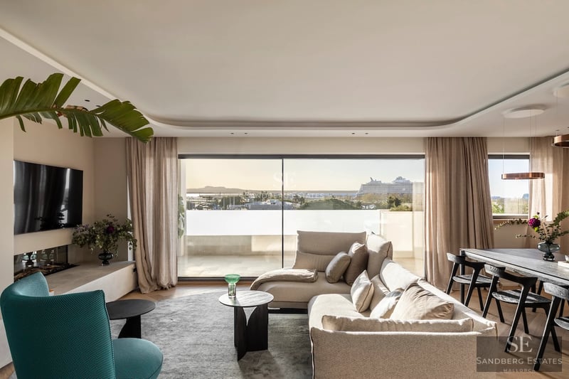 Exterior view of a modern villa with an infinity pool, spacious terraces, minimalist design, and lush garden. Brightness and elegance.