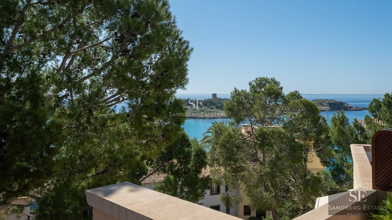 Vista exterior de villa moderna con piscina infinita y jardín. Arquitectura minimalista, grandes ventanales y diseño contemporáneo.