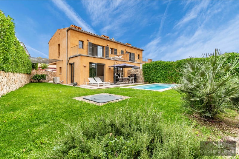 Exterior view of modern villa with infinity pool, garden, and expansive terraces. Contemporary architecture with large windows and high-quality finishes.