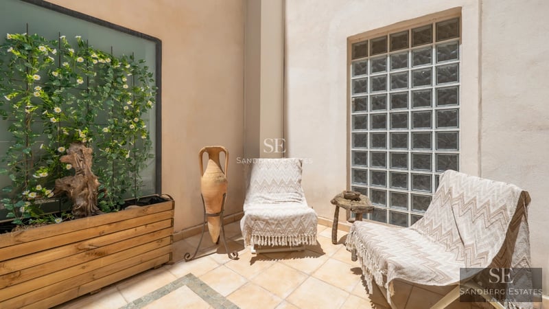 Image of villa with infinity pool. Modern design, elegant architecture, breathtaking views. Lush garden. Ideal for investment.