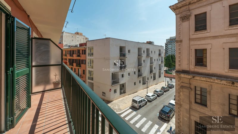 Großzügiger Außenbereich mit reflektierendem Pool, modernen Möbeln und üppiger Vegetation. Elegante Landschaftsgestaltung mit Umgebungsbeleuchtung.