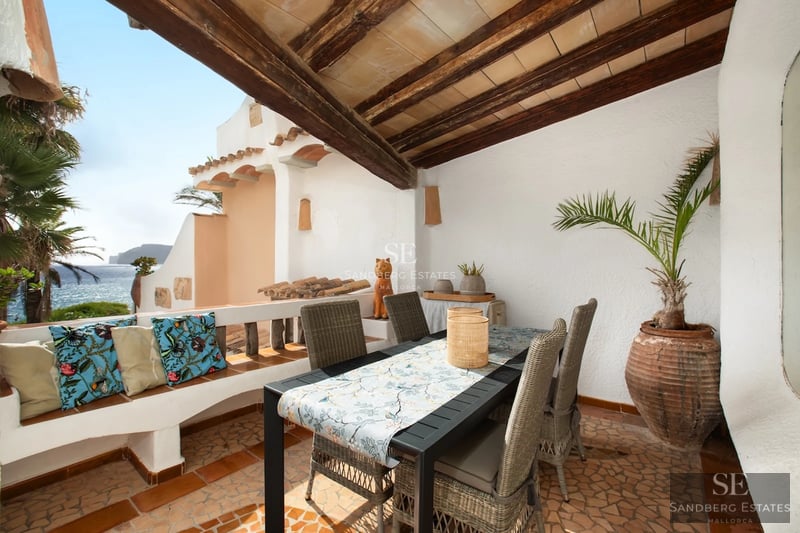 Spacious terrace with infinity pool, sun loungers, and panoramic sea views. Modern and elegant design. Natural lighting.