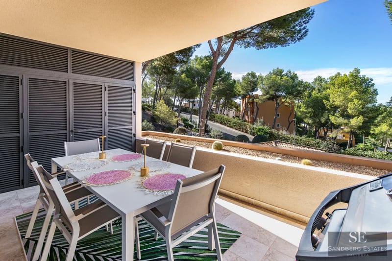 Exterior de una villa moderna con piscina infinita, rodeada de exuberante vegetación. Diseño arquitectónico minimalista y elegante.