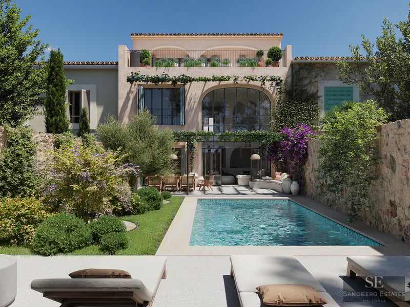 Piscina turquesa rodeada de jardín exuberante y fachada de villa mediterránea bajo un cielo despejado.