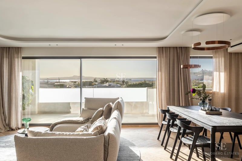 Infinity pool view, modern design, large solarium. Minimalist interior, luxury details, lush landscaping.