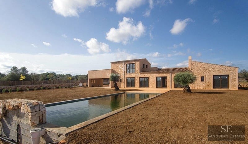 Private pool view with sun loungers and umbrellas, surrounded by greenery. Modern design with ambient lighting. Luxury and comfort.