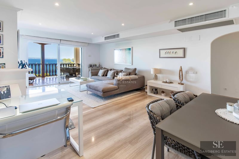 Exterior view of a modern house with pool, garden and minimalist architectural design. Natural lighting and high-quality finishes.