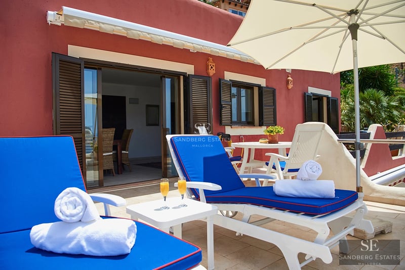 Exterior view of a modern villa with an infinity pool. Minimalist design, large windows, lush garden. Contemporary architecture.