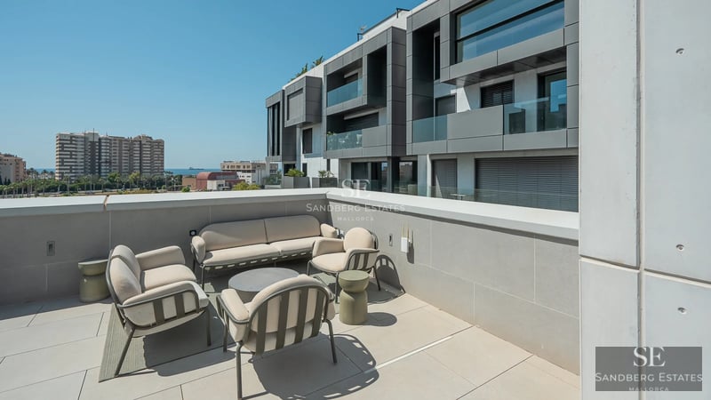 Exterior view of a luxurious house with an infinity pool, surrounded by gardens and open spaces. Modern architecture.