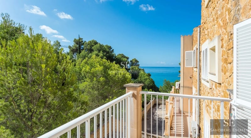 Exterior view of a modern villa with pool, lush garden and large windows. Minimalist architecture, ambient lighting.